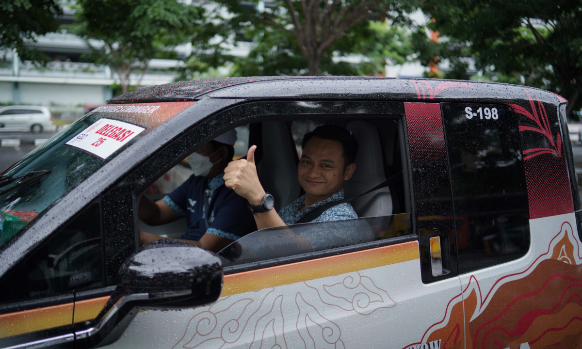 Air ev, a new-energy shuttle vehicle sponsored by SAIC-GM-Wuling Automobile, a joint venture based in Liuzhou, runs along a street in Bali, Indonesia, where the ongoing 17th G20 summit is being held. Photo: Courtesy of SAIC-GM-Wuling