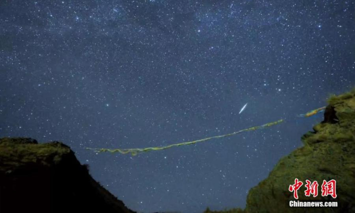 双子座流星雨照亮了中国西北部青海省柴达木盆地的天空，2022 年 12 月 14 日。照片：中新社