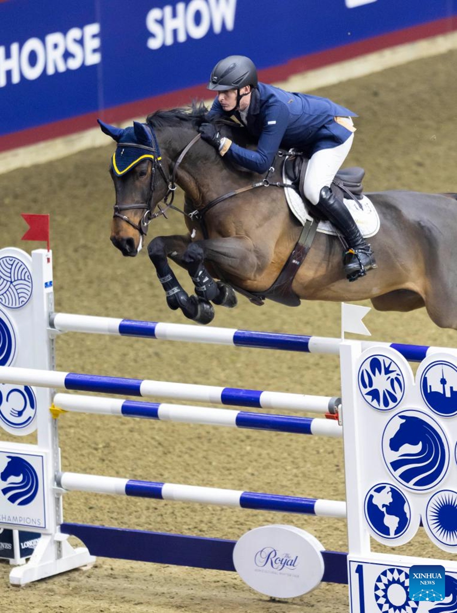 Daniel Coyle of Ireland rides his horse Legacy over an obstacle during the Jump-off of the Longines FEI Jumping World Cup Toronto 2022 in Toronto, Canada, on Nov. 12, 2022. (Photo by Zou Zheng/Xinhua)