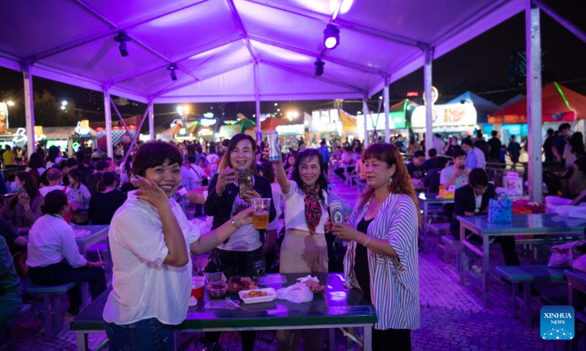 Visitors enjoy food during the 22nd Macao Food Festival at Sai Van Lake Square in Macao, south China, Nov 18, 2022. The 22nd Macao Food Festival kicked off on Friday. Photo:Xinhua