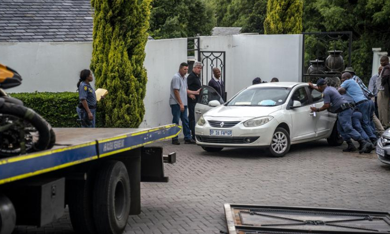 Police are seen at the hideout of an Israeli gang leader in Johannesburg, South Africa, Nov. 17, 2022. The South African police said Thursday that they have arrested a 46-year-old Israeli gang leader wanted for attempted murder and seven other people. Photo: Xinhua