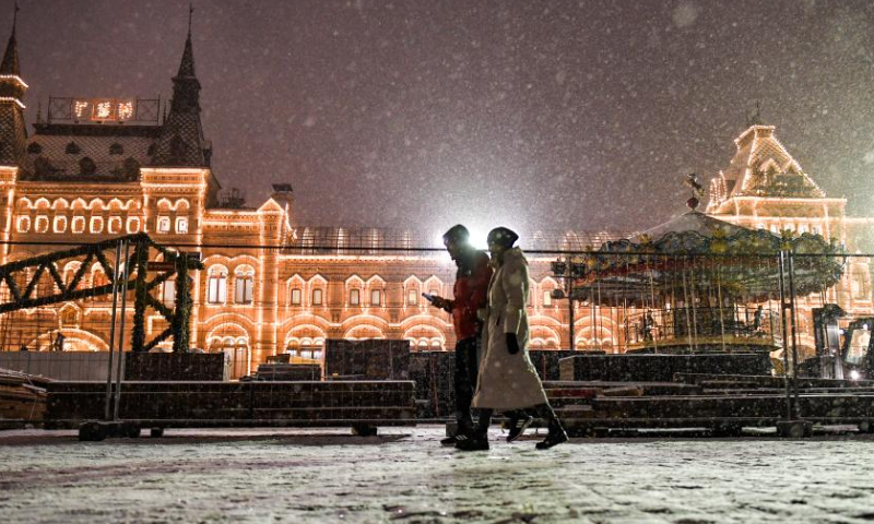 People walk in snowfall on Red Square in Moscow, Russia, on Nov. 15, 2022. Photo: Xinhua