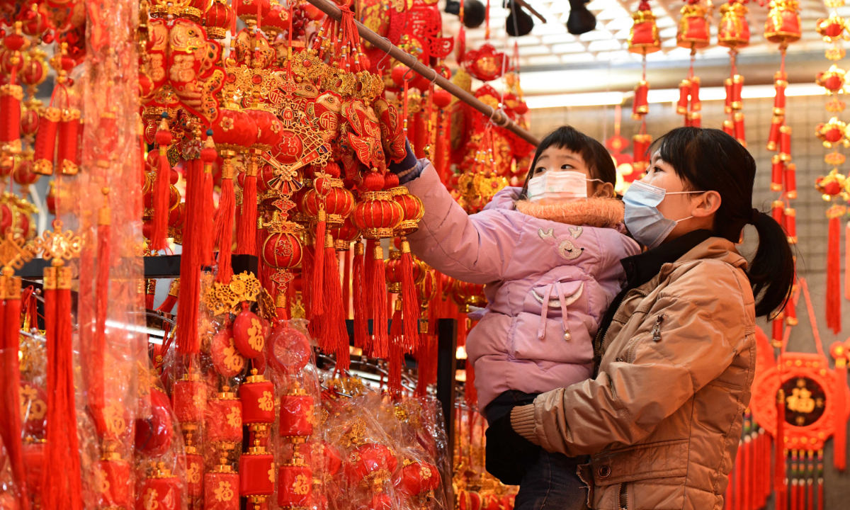 People purchase goods at a market in Shijiazhuang, North China's Hebei Province on December 29, 2022. As Chinese New Year approaches, people rush to buy goods and other items to welcome the festivals. Photo: Xinhua