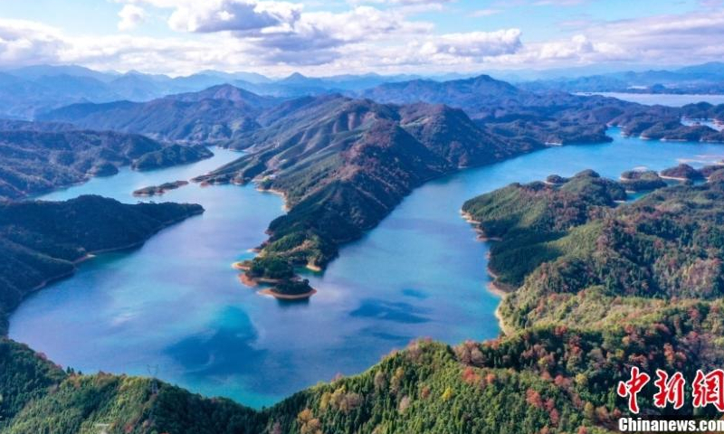 Islands scattered across the Qiandao Lake, or the Thousand-Island Lake create a breathtaking scenery in Hangzhou, east China's Zhejiang Province, breathtaking scenery, Nov. 23, 2022. (PhotocVCG)