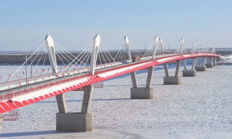 A cargo truck moves on the Heihe-Blagoveshchensk highway bridge from Heihe, Northeast China's Heilongjiang Province, to Russia's Blagoveshchensk port on December 15, 2022.  The cross-border highway bridge, which opened to traffic in June, has become a major boost for trade between China and Russia. Photo: VCG