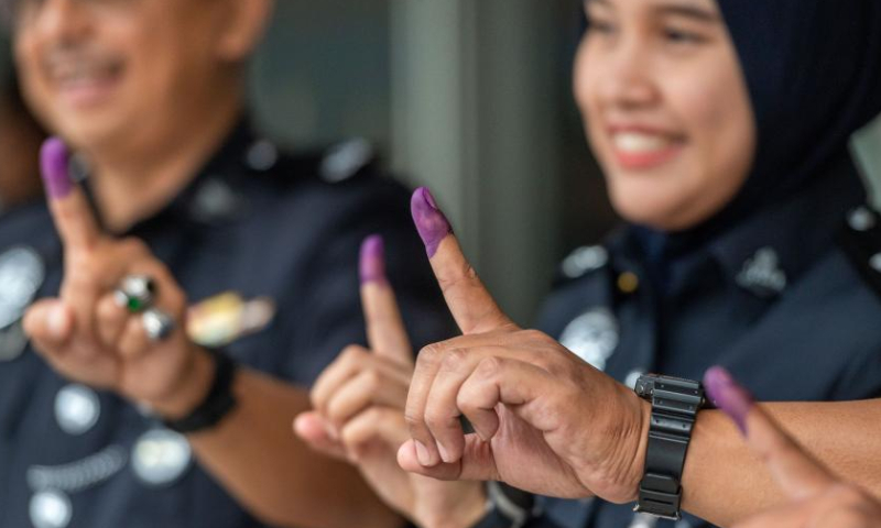 Police officers show their inked fingers after casting their votes in the early voting of the general election in Kuala Lumpur, Malaysia, Nov. 15, 2022. Malaysia will hold the general election on Nov. 19. Photo: Xinhua