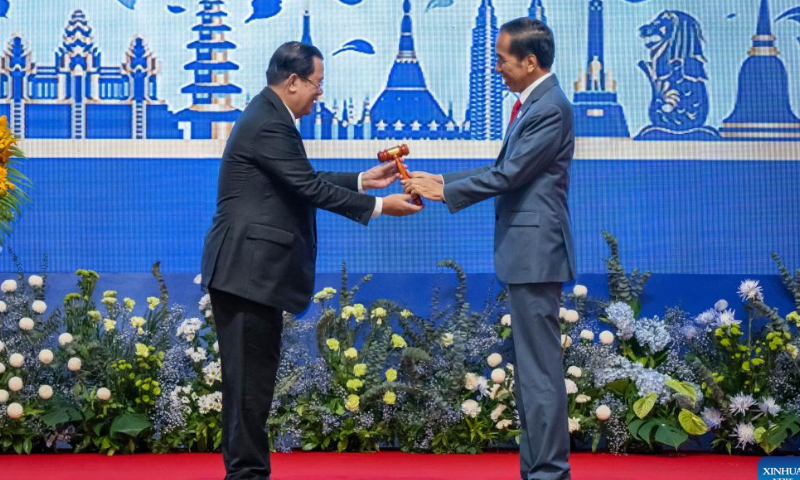 Cambodian Prime Minister Samdech Techo Hun Sen (L) hands over the gavel of the ASEAN Chair to Indonesian President Joko Widodo as the next ASEAN Chair at the closing ceremony of the 40th and 41st ASEAN Summits and Related Summits in Phnom Penh, Cambodia, Nov. 13, 2022. The 40th and 41st ASEAN Summits and Related Summits concluded in Cambodia on Sunday, achieving fruitful results for greater regional cooperation towards the post-COVID-19 pandemic socio-economic recovery. Photo: Xinhua