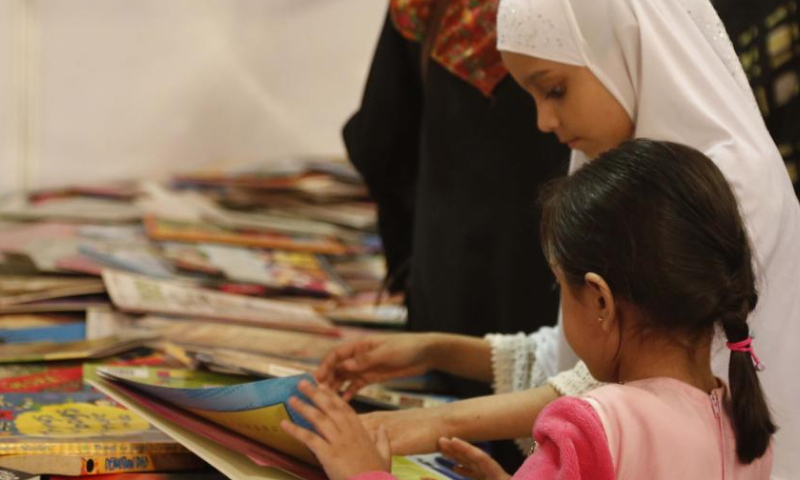 Children read at the Karachi International Book Fair in Karachi, Pakistan on Dec. 11, 2022.

Over 300 bookstalls have been set up in the book fair, which will conclude on Monday. (Xinhua/Ahmad Kamal)