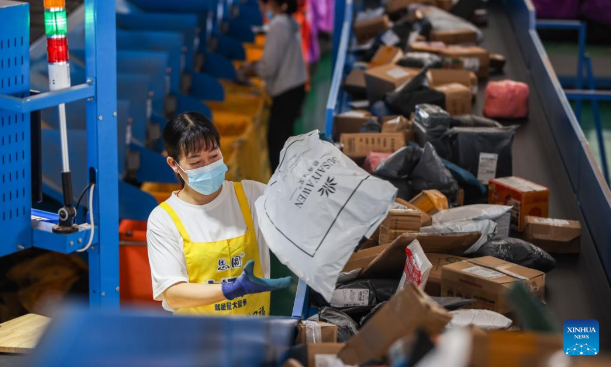 A staff member distributes parcels at the workshop of a logistics company in Lanshan County of Yongzhou City, central China's Hunan Province, Nov 10, 2022. Photo:Xinhua