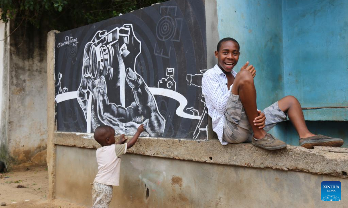 Mozambican Street Artist Turns slum Walk Into Tourism Program 