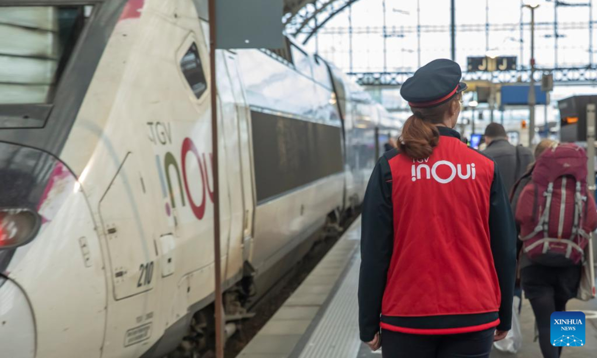 A conductor is seen at Gare Lille Flandres in Lille, northern France, on Dec 23, 2022. Photo:Xinhua