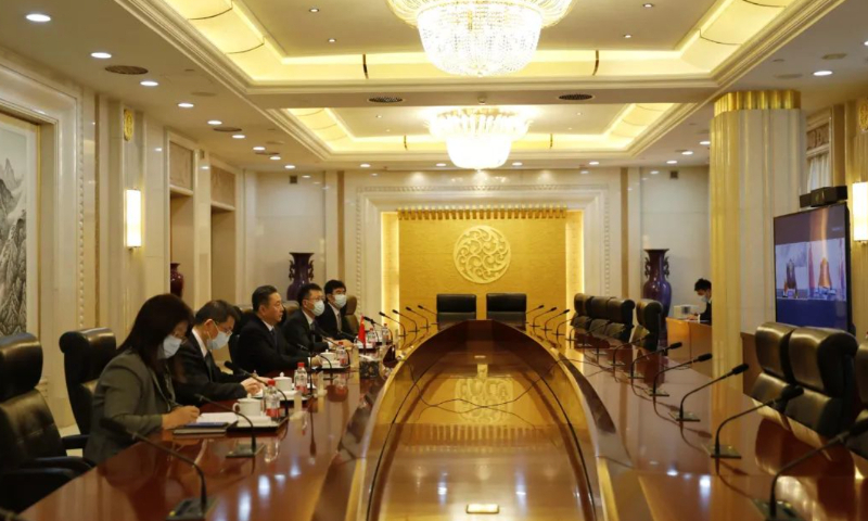 Chinese Minister of Transport Li Xiaopeng meets with Sandag Byambatsogt, Mongolia's minister of road and transport development via video link on November 23, 2022. Photo: Wechat account of Ministry of Transport