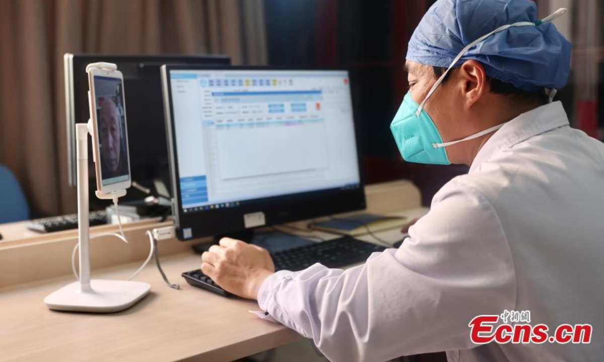 A doctor provides online treatment for patients through the internet hospital in Beijing Chaoyang Hospital of Capital Medical University in Beijing, Dec 27, 2022. Photo:China News Service