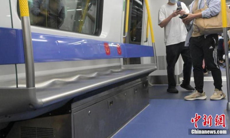 Photo taken on Nov. 27, 2022 shows an interior view of a new Q-train, made in Chinese mainland, which commences service at Choi Hung station on the Kwun Tong Line in the Hong Kong Special Administrative Region, Nov. 27, 2022. (Photo: China News Service/Chen Yongnuo)