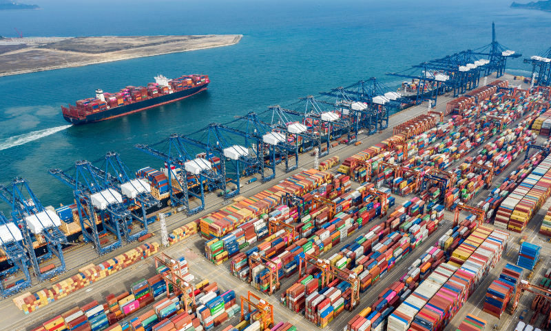 Los contenedores se acumulan en el concurrido puerto de Yantian en Shenzhen, en la provincia de Guangdong, en el sur de China.  Foto: VCG