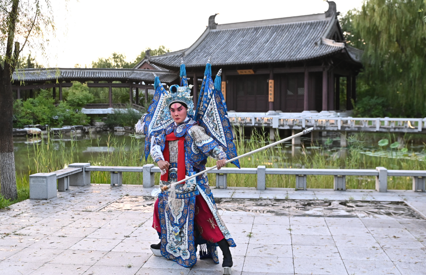 Wei Pengyu performs?a scene from the Peking Opera Romance of the Three Kingdoms on the reality show.?Photo: Courtesy of the show's production team