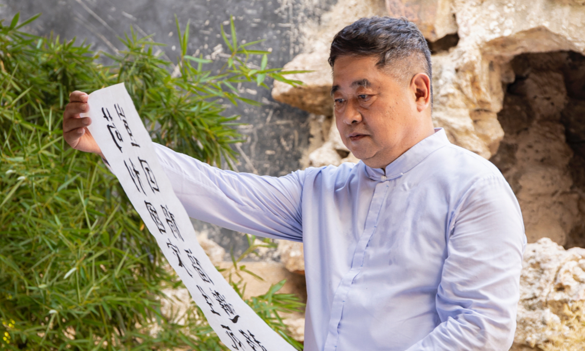 The Sanfang Qixiang in Fuzhou, East China’s Fujian Province Shan Jixiang examines a work of calligraphy. Photos: Courtesy of the Shape of the Water 
