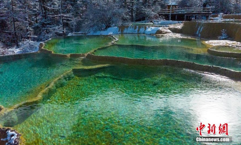 碧蓝的池塘和雪山，在中国西南部的四川省黄龙风景区呈现出迷人的仙境。 黄龙风景区以其五颜六色的池塘、喀斯特地貌和山谷而闻名。  （图片：中新社/蒋跃斌）