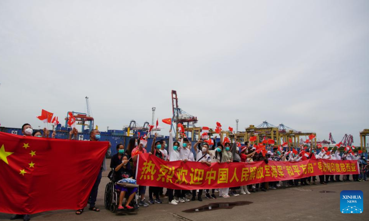 People welcome Chinese naval hospital ship Peace Ark in Indonesia's capital Jakarta, Nov 10, 2022. Peace Ark is China's first hospital ship that has a capacity of over 10,000 tonnes. The ship arrived in Indonesia's capital Jakarta on Nov 10 and has since provided free medical checkups for members of the public. Photo:Xinhua