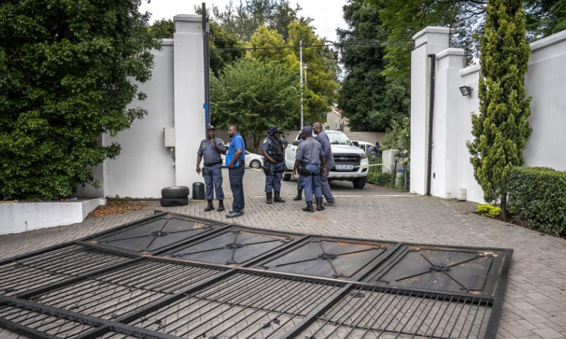 Police are seen at the hideout of an Israeli gang leader in Johannesburg, South Africa, Nov. 17, 2022. The South African police said Thursday that they have arrested a 46-year-old Israeli gang leader wanted for attempted murder and seven other people. Photo: Xinhua