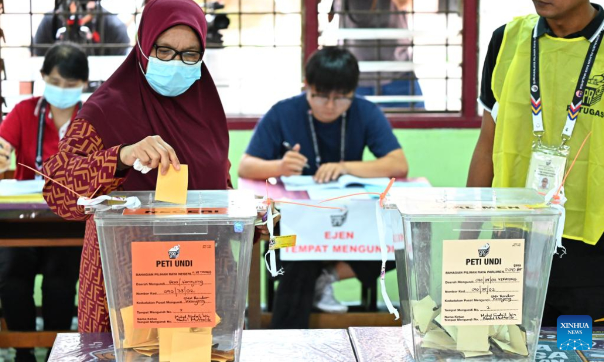 A voter casts the ballot during the general election in Bera of Pahang state, Malaysia, Nov 19, 2022. Malaysia kicked off its national polls on Saturday, with voters streaming to voting centers to elect representatives who will form the next government. Photo:Xinhua