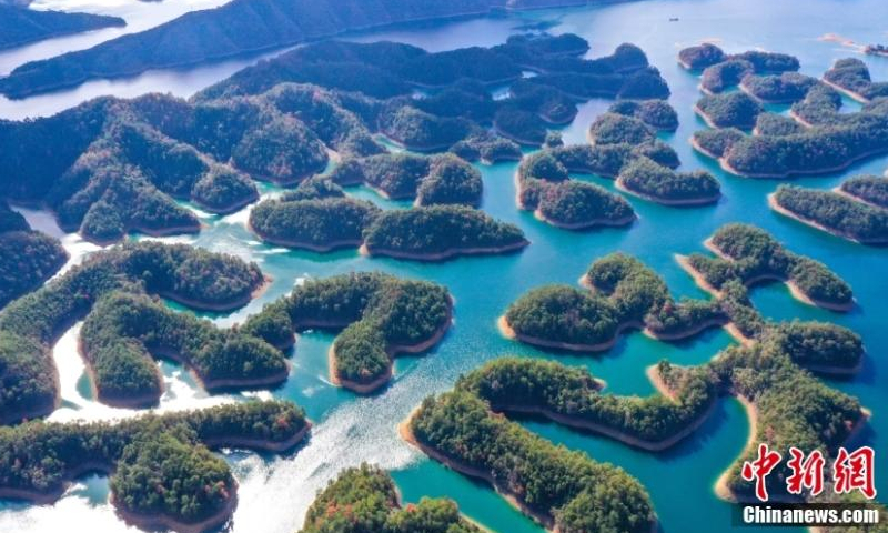 Islands scattered across the Qiandao Lake, or the Thousand-Island Lake create a breathtaking scenery in Hangzhou, east China's Zhejiang Province, breathtaking scenery, Nov. 23, 2022. (PhotocVCG)