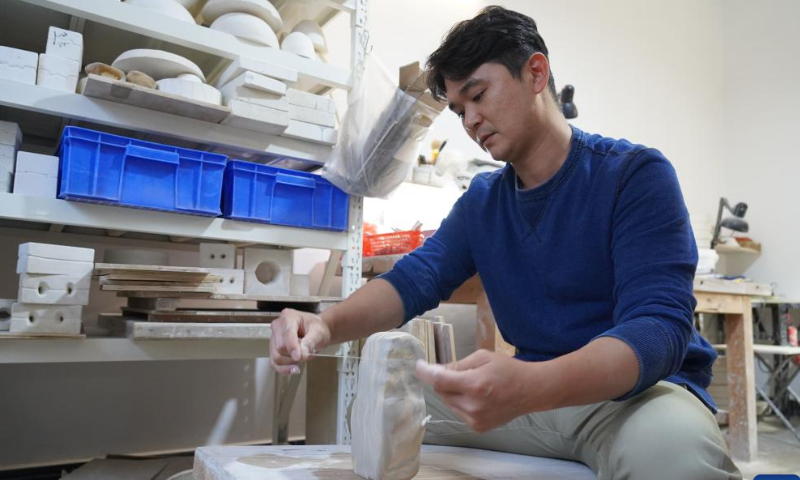 South Korean ceramist Donghyun Kang works at a ceramic studio in Lijia'ao Village of Jingdezhen, east China's Jiangxi Province, Oct. 27, 2022. Photo: Xinhua