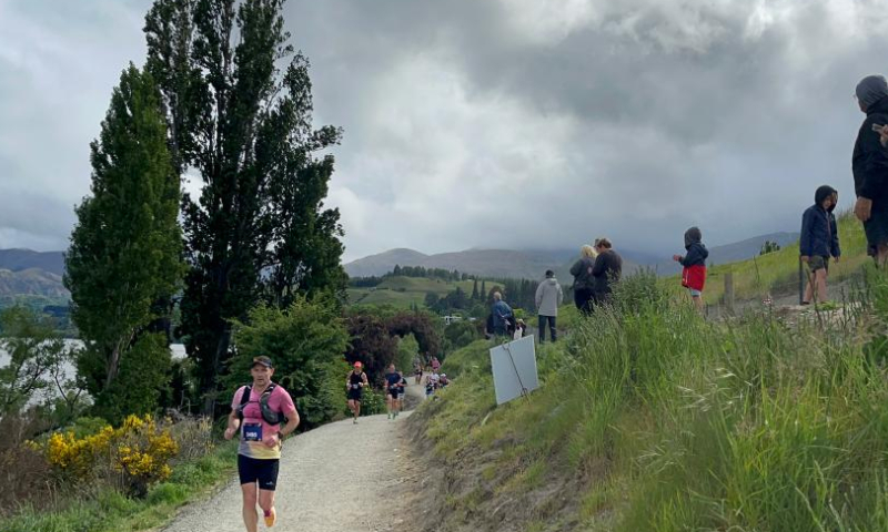 Participants compete in the Queenstown Marathon in Queenstown, New Zealand, Nov. 19, 2022. (Xinhua)