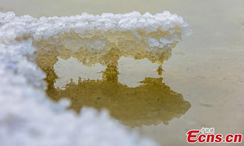 Salt crystals form on the Salt Lake in Yuncheng City, north China's Shanxi Province, Dec. 12, 2022. (Photo/VCG)