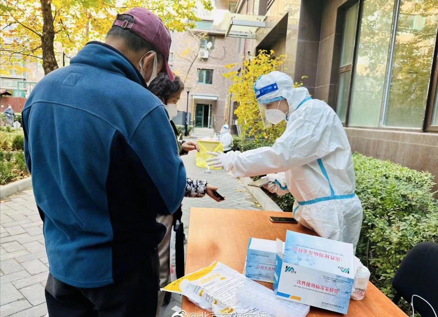 People in Beijing's Chaoyang district are getting nucleic acid tests in their neighborhood. The city’s numerous nucleic acid testing sites for large-scale testing that had been set up along the roadsides and around commercial and office areas were temporarily closed in Chaoyang district starting from Monday, which is to prevent people from cross infection during nucleic acid testing. Photo: ifeng