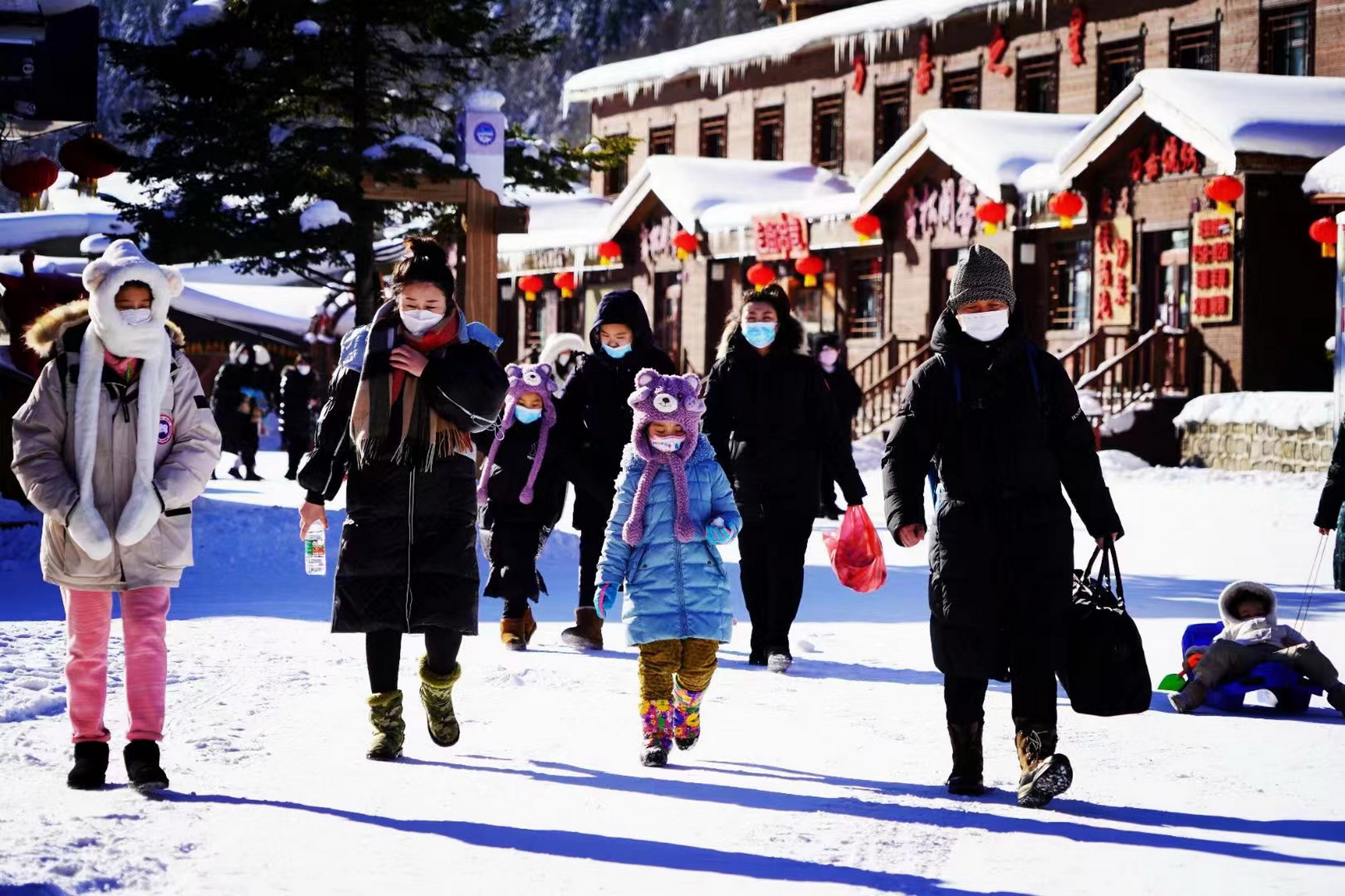 Visitors walk in a snowy scenic spot in Hailin, Northeast China’s Heilongjiang Province on December 12, 2022. The scenic spot opened the same day after intense preparations. It is expected that China’s snow sports market will exceed 800 billion yuan ($115 billion) in 2022. Photo: VCG