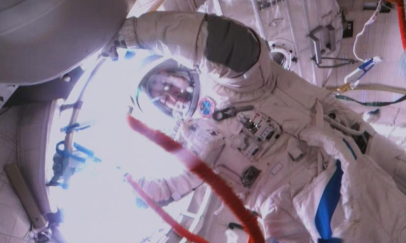 This screen image captured at Beijing Aerospace Control Center on Nov. 17, 2022 shows China's Shenzhou-14 taikonaut Chen Dong returning to space station lab module Wentian after finishing extravehicular activities. The Shenzhou-14 crew on board the orbiting Chinese Tiangong space station completed their third spacewalk at 4:50 p.m. (Beijing Time) on Thursday, according to the China Manned Space Agency. Photo: Xinhua