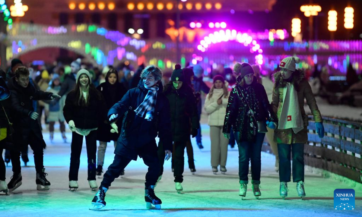 People skate at the VDNH ice rink in Moscow, Russia, Nov 25, 2022. An outdoor artificial ice rink at VDNH (The Exhibition of Achievements of National Economy) opened on Friday. Photo:Xinhua