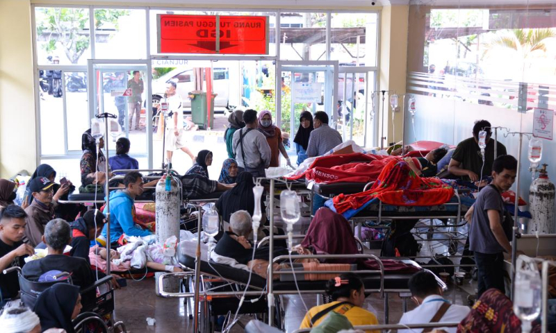 This photo taken on Nov. 22, 2022 shows people injured during an earthquake awaiting treatment at a hospital in Cianjur, West Java, Indonesia. A total of 162 people were killed after a 5.6-magnitude earthquake hit Indonesia's West Java province on Monday, officials said. (Xinhua/Xu Qin)