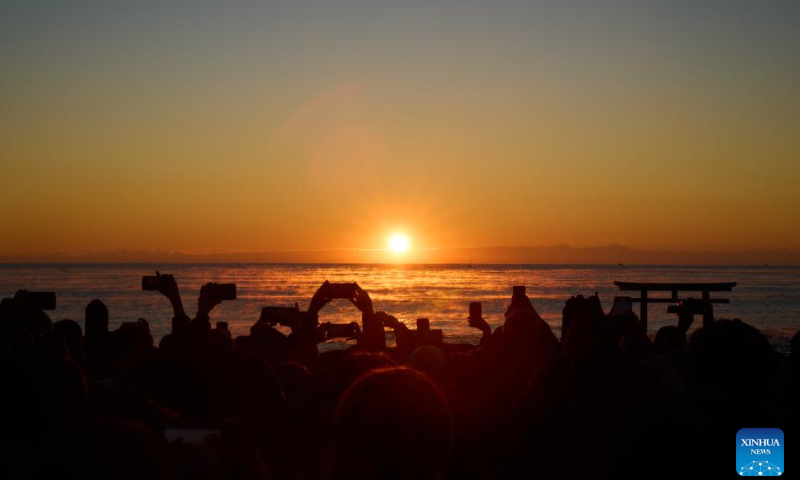 People take pictures of sunrise in Ibaraki Prefecture, Japan, Jan. 1, 2023. (Xinhua/Zhang Xiaoyu)