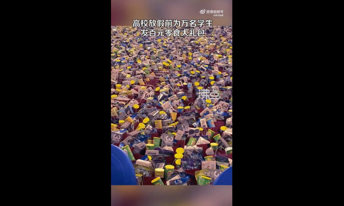 Wuhan Business College in Wuhan, Central China’s Hubei Province, prepared a gift package of snacks worth more than 100 yuan ($14) for each student ahead of the upcoming holiday. Screenshot of Boiling Point