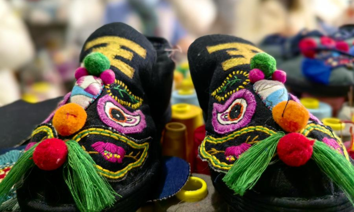 图为 2022 年 12 月 1 日在中国东部山东省菏泽市的一家工厂展示的一双中国传统布鞋。照片：中新社