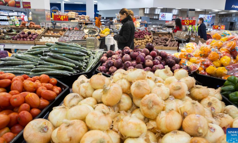 Customers shop at a supermarket in Mississauga, Ontario, Canada, on Nov. 16, 2022. Canada's consumer price index (CPI) rose 6.9 percent year over year in October, matching the increase in September, Statistics Canada said on Wednesday. Photo: Xinhua