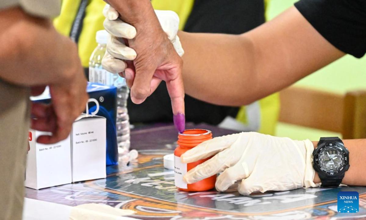 A voter dips a finger into ink before casting the ballot during the general election in Bera of Pahang state, Malaysia, Nov 19, 2022. Malaysia kicked off its national polls on Saturday, with voters streaming to voting centers to elect representatives who will form the next government. Photo:Xinhua