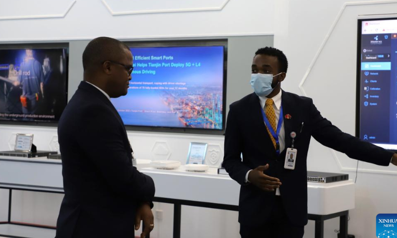Huawei's Angolan employee (R) presents products to a visitor at the inauguration ceremony of Huawei Angola Tech Park, in Luanda, Angola on Nov. 14, 2022. Chinese tech giant Huawei has inaugurated a tech park in Angola that's expected to help train more local talents in the information and communication technology (ICT) sector and speed up digitalization in the southern African country. Photo: Xinhua