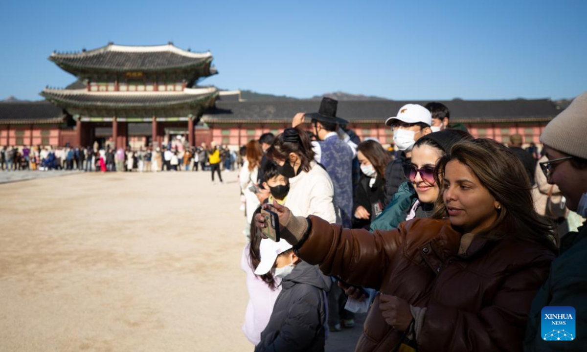 Tourists take photos at the Gyeongbokgung Palace in Seoul, South Korea, Nov 26, 2022. Photo:Xinhua