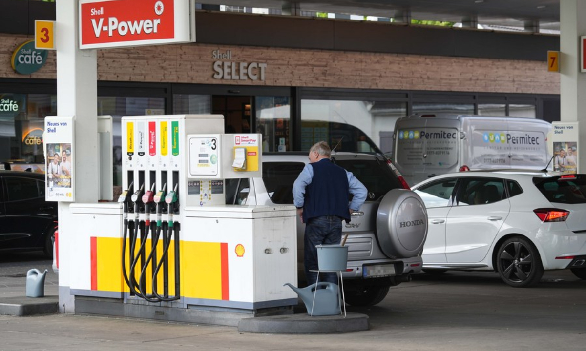 A man fuels a vehicle at a gas station in Berlin, capital of Germany, on May 11, 2022. Germany's inflation rate in April rose to 7.4 percent amid soaring energy prices. Photo:Xinhua