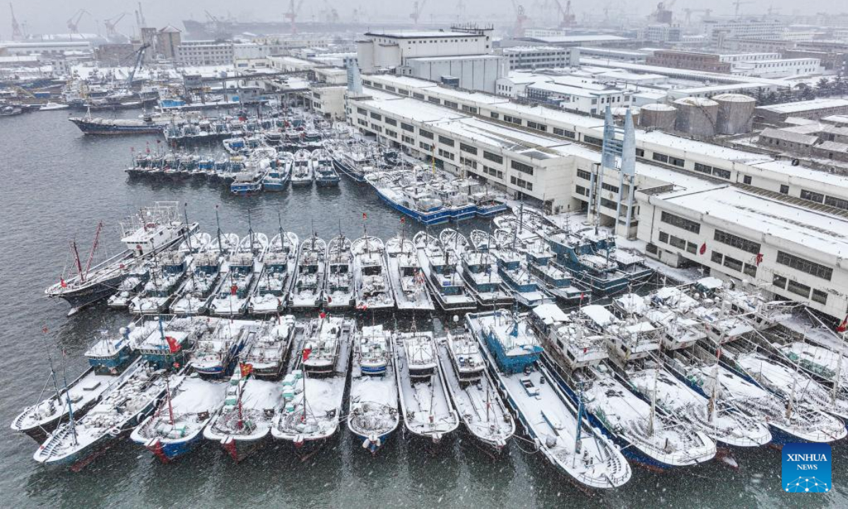 This aerial photo taken on Dec 22, 2022 shows fishing boats berthing in the snow at Shidao fishing port in Rongcheng, east China's Shandong Province. Photo:Xinhua