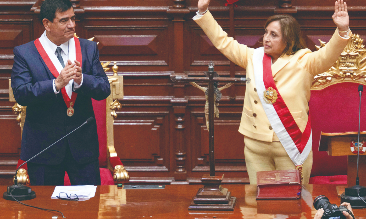 Dina Boluarte (right) greets members of the Congress after being sworn in as the new Peruvian president hours after former president Pedro Castillo was impeached in Lima, Peru, on December 7, 2022. Photo: VCG