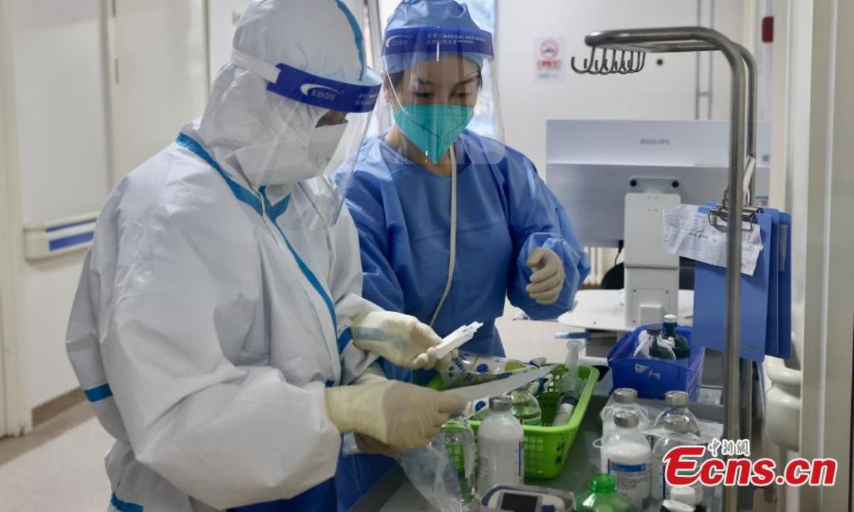 Medical workers are busy at the emergency department of Beijing Chaoyang Hospital of Capital Medical University in Beijing, Dec 27, 2022. Photo:China News Service