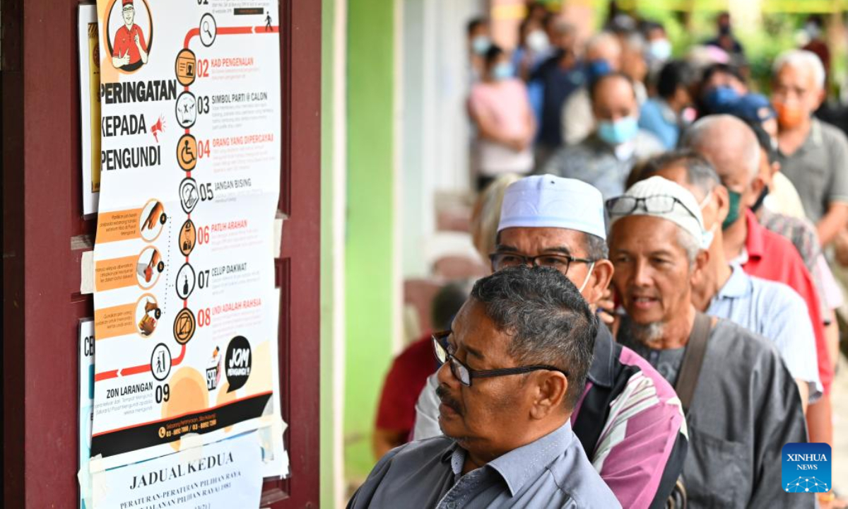 Voters queue up to cast their ballots during the general election in Bera of Pahang state, Malaysia, Nov 19, 2022. Malaysia kicked off its national polls on Saturday, with voters streaming to voting centers to elect representatives who will form the next government. Photo:Xinhua