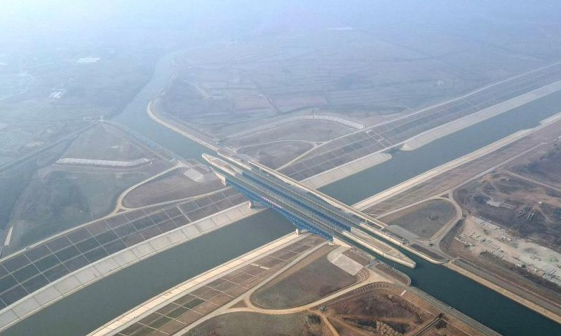 This aerial photo taken on Dec. 30, 2022 shows an aqueduct of the Pihe River over a mega water project to divert water from the Yangtze River to the Huaihe River, in east China's Anhui Province. A mega water project to divert water from the Yangtze, China's longest river, to the Huaihe River started trial operation on Friday. The water diversion project, which is 723 km long and took six years to construct, will supply water to 15 cities in east China's Anhui Province and central China's Henan Province. It is expected to benefit more than 50 million people. Photo: Xinhua
