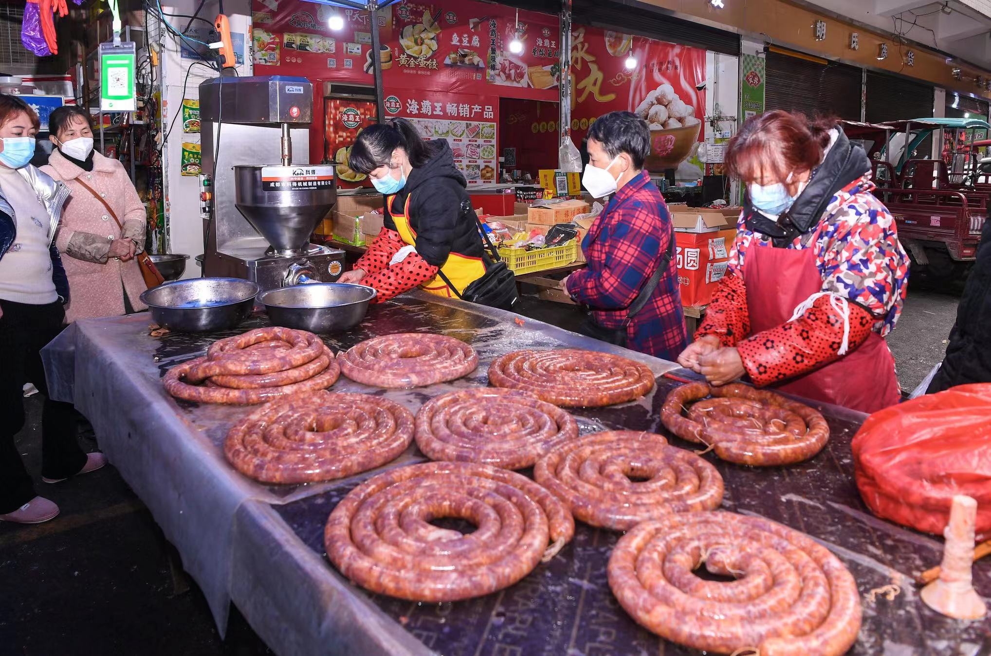 Vendors make and air cure sausages in Guang’an, Southwest China’s Sichuan Province on December 20, 2022. As the Spring Festival, which falls on January 22, approaches, special purchases for the holidays have been rising, adding to the festive and warm mood. Photo: VCG