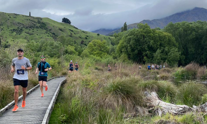 Participants compete in the Queenstown Marathon in Queenstown, New Zealand, Nov. 19, 2022. (Xinhua)