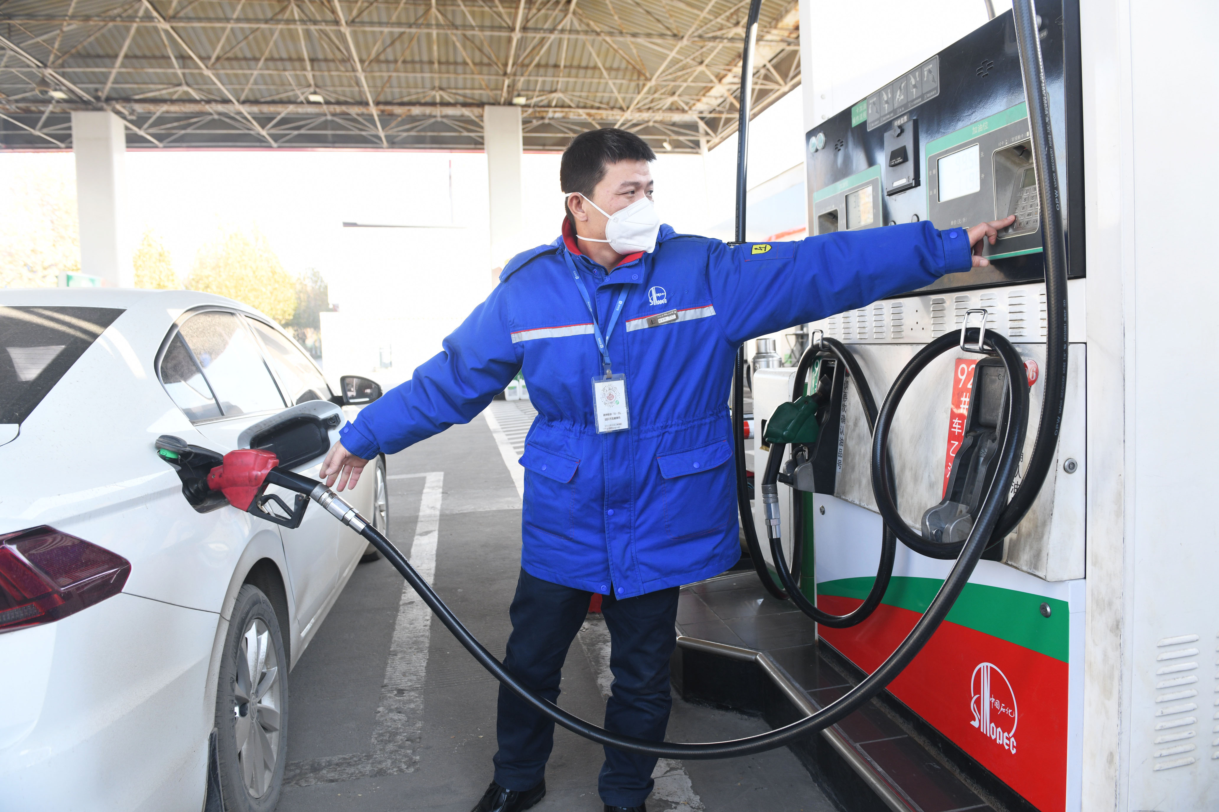 A worker refuels at a petrol station in Nanjing, East China’s Jiangsu Province on December 5, 2022. Starting from the same day, the retail price of gasoline and diesel will be cut by 440 yuan ($63) and 425 yuan per ton, China’s economic planner announced. 